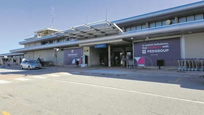 Kinders gestrand ná vlug-flop