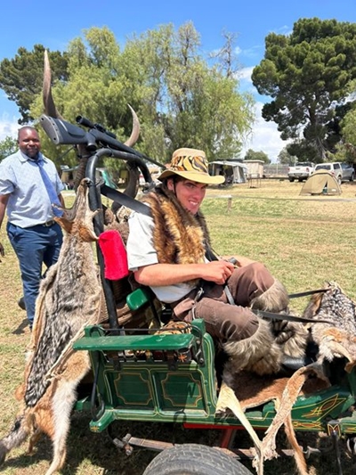 Grootwildjagter steel die kollig by Cradock-landbouskou