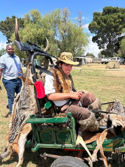 Grootwildjagter steel die kollig by Cradock-landbouskou