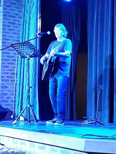 Vernon sing Bravo aan die brand