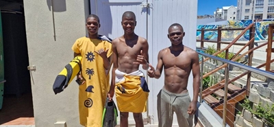 Surfers rescue kids from drowning