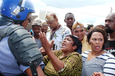 Inwoners beset grond langs primêre skool