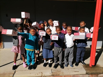 Skoolskoene vir vier skole