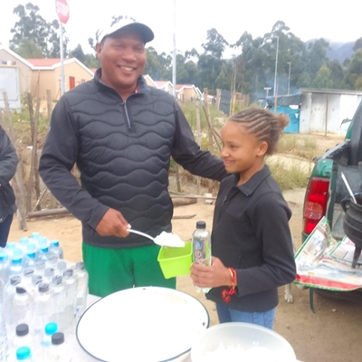 Gholfer maak skoon in Blanco