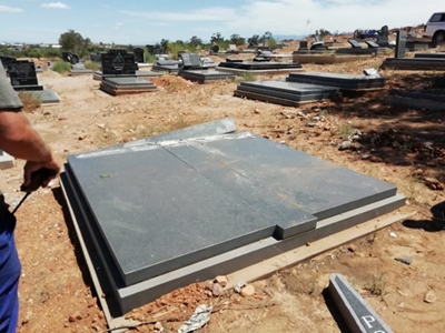 Kinders aangekeer vir grafbeskadiging
