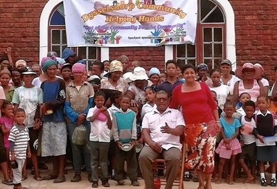 Community Helping Hands reik uit