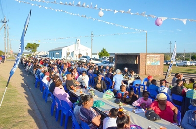 Meer as 1 000 sit saam by langste vredestafel