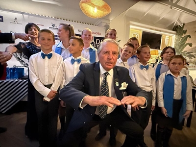 Youth serenade Gary Player