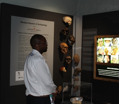 Minister besoek Blombos Argeologie-museum
