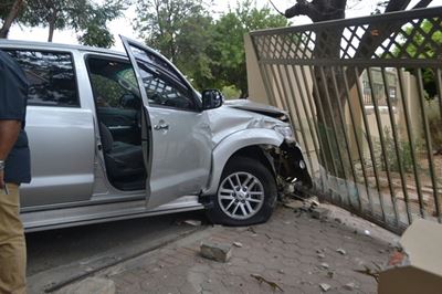 Bakkie ry deur burgemeester se heining