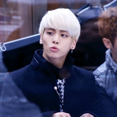Shinee singer Jonghyun: K-pop boy band superstar dies