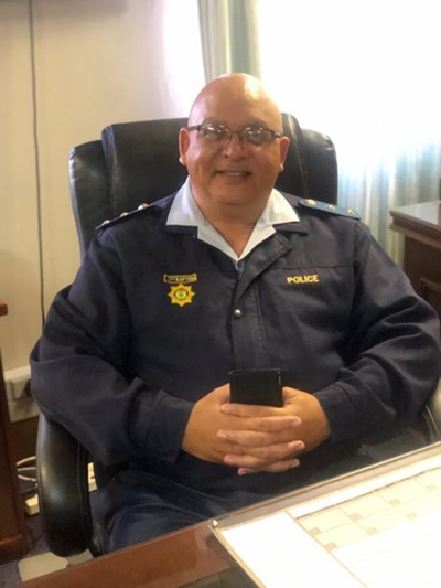 Bekende polisiehoof lê tuig neer