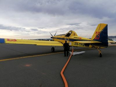 Helikopter en vliegtuig onttrek