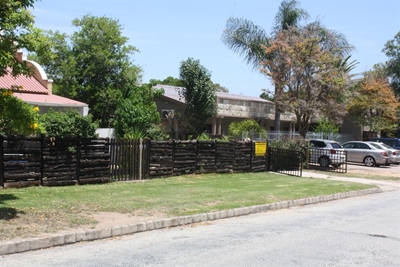 Elderly woman robbed in broad daylight