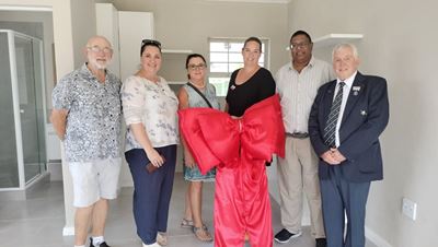 Knysna Nomads lend Epilepsy SA a helping hand