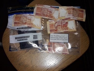 Twee vas vir vals note