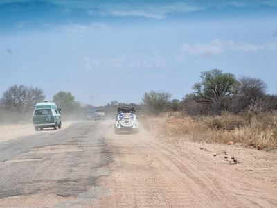 Nuts and Bolts toer met ou karre om die land se rand 