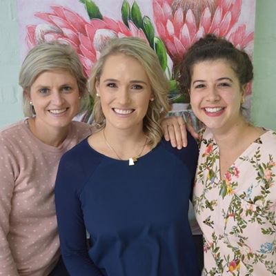 Drie by mediese sentrum het hulle vinger op die pols