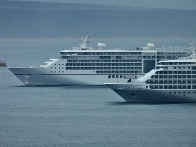 Vessels strike an impressive pose in bay