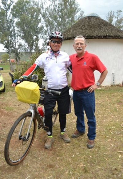 Bejaarde trap fiets vir Voortrekkers
