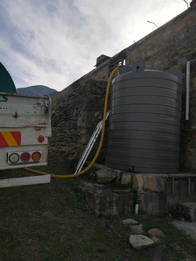 Tolhuis se watertenk kry voete