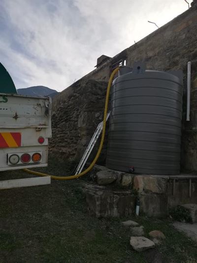 Tolhuis se watertenk kry voete