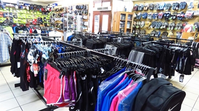 Winkel trek nuwe baadjie aan