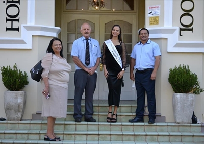 Mev. Heelal RSA besoek Cradock, haar geboortedorp