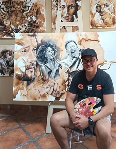 UK singer receives Kevin van Niekerk painting
