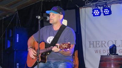 Steve Hofmeyr veg vir konsert in George