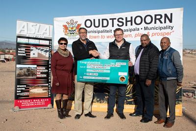Kontrakteur skenk 500 000 aan biblioteekprojek