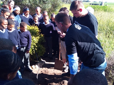 Leerders plant bome vir die toekoms