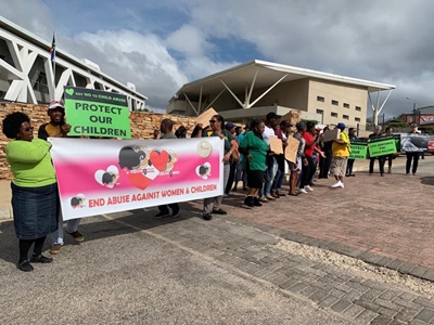 Plett residents march to oppose bail