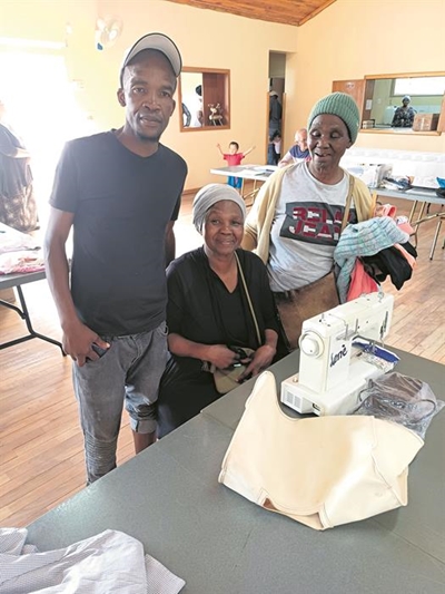 Sussie omhels nuwe naaimasjien