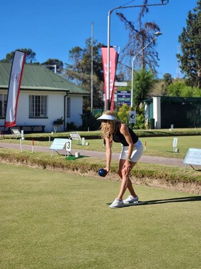 Hokaai, my meisie! rolls balls in Graaff-Reinet