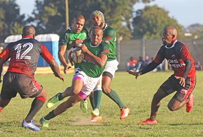 Evergreens bult sy spiere teen Jaguars