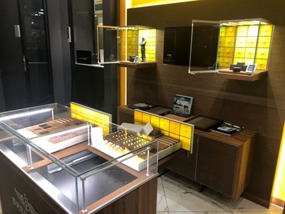 Robbers dressed as cops hold-up store