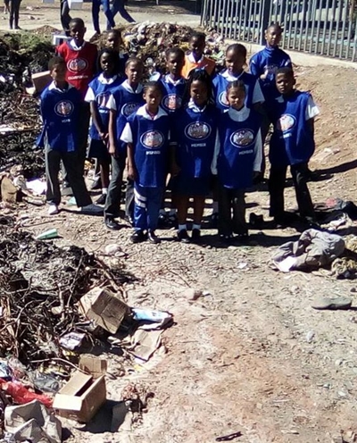 Leerders maak hande vuil vir skoon omgewing