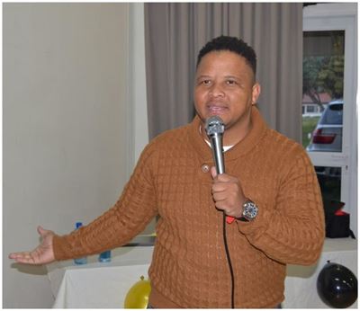 Moses Williams maak buiging op silwerdoek