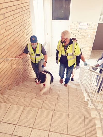 Snuffelhond deursoek Hoërskool Punt 