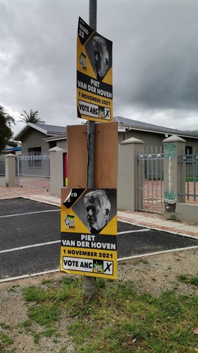 Nou moet die plakkate af