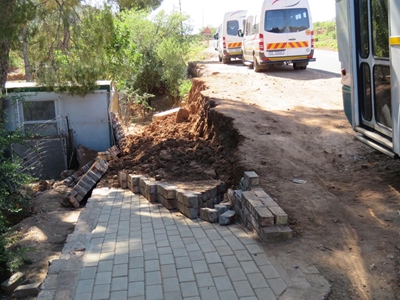Onderwysdepartement reageer oor muur by skool