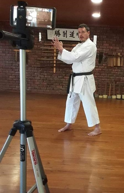 Karateka taught by live streaming
