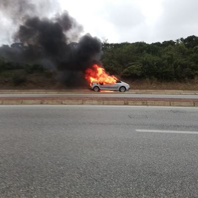 Single lane traffic on N2 Hoekwil due to car on fire