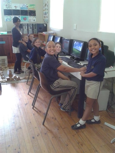 Hoërskool Punt skenk rekenaars aan Principia