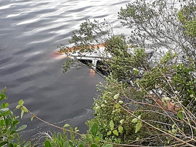 Voertuig beland in dam