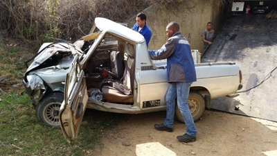 Vyf beseer toe bakkie oor brug stort