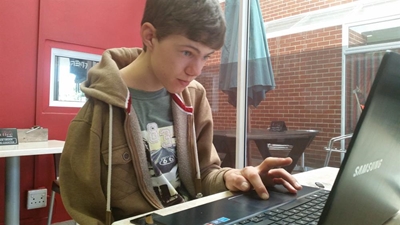 Seun met een arm word ID geweier