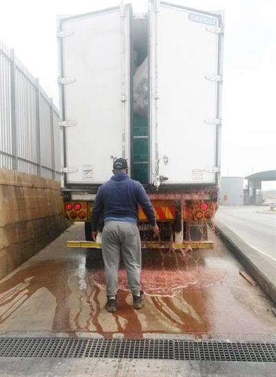 Vragmotors wat water stort maak amok