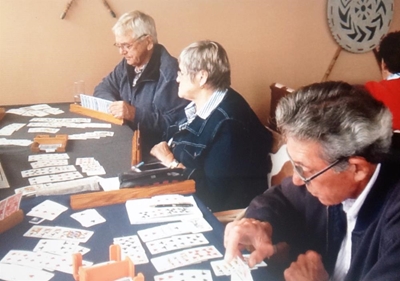 Kaartgroep speel hul sorge weg